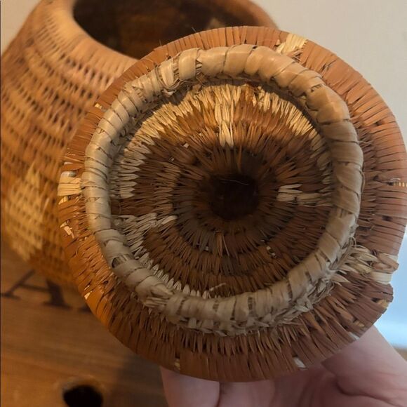 Handcrafted Woven Basket with Lid - Brown and Tan - Picture 5 of 8